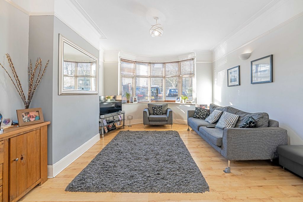 Property photo 2 of 18 111B Wood Lane, Isleworth, Middlesex, Tw7 5Eg