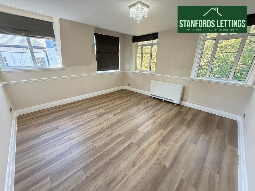 Property photo 1 of 8 Lounge.Jpg