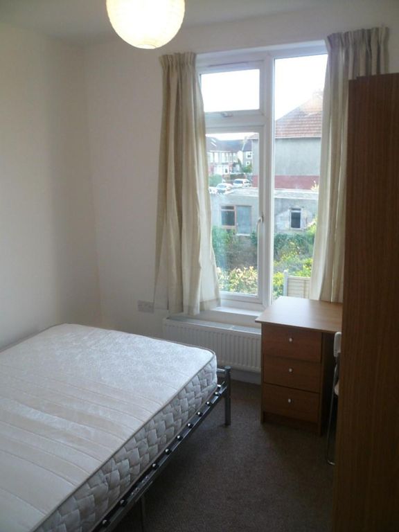 Property photo 3 of 10 A Bright And Inviting Double Bedroom With Ample Na...