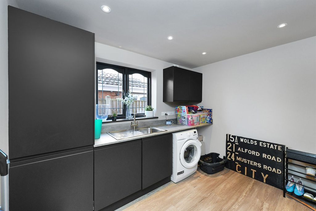 Additional image 11 of 5 bed detached house to rentMelton Gardens NG12