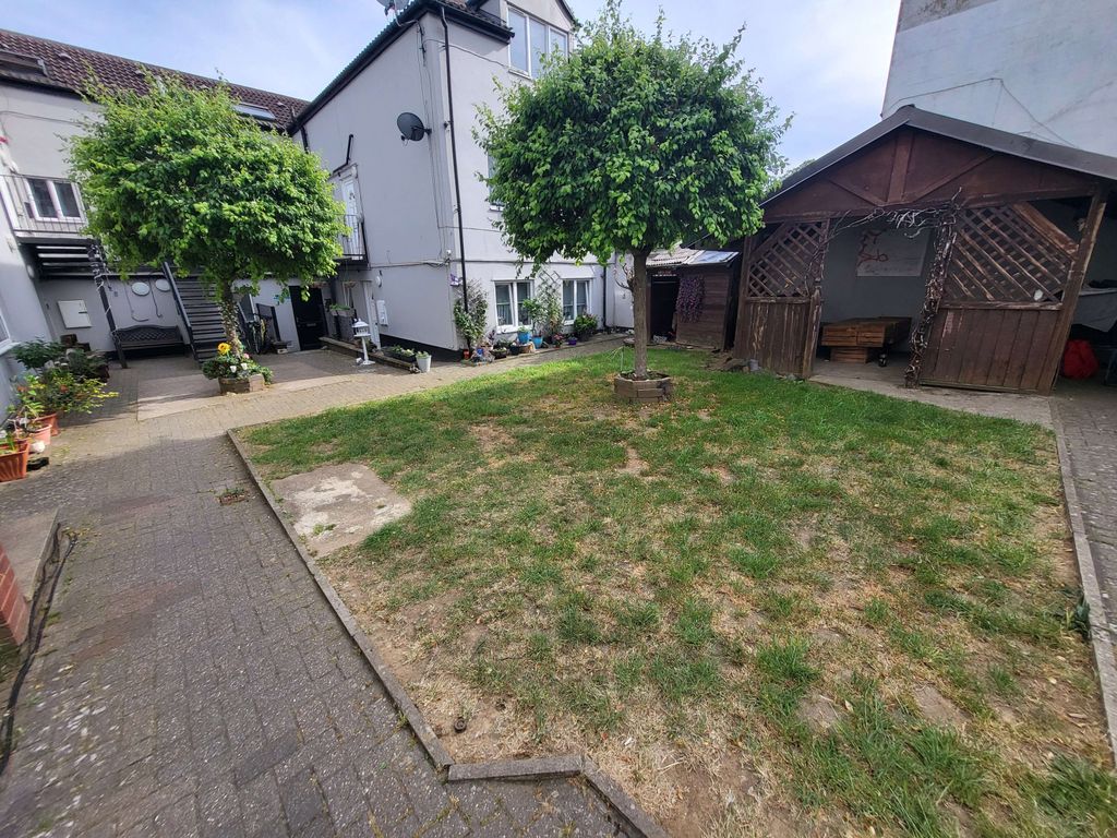 Property photo 1 of 8 1 Bed Flat To Rent Lathwell Court, Luton Lu2