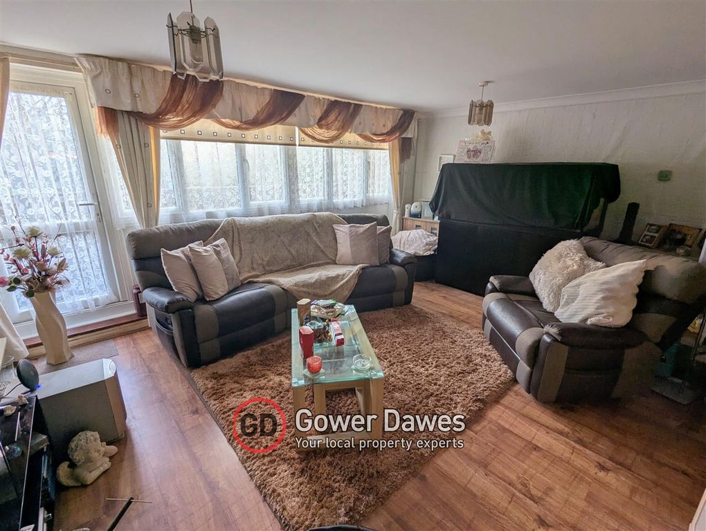 Property photo 3 of 20 Lounge