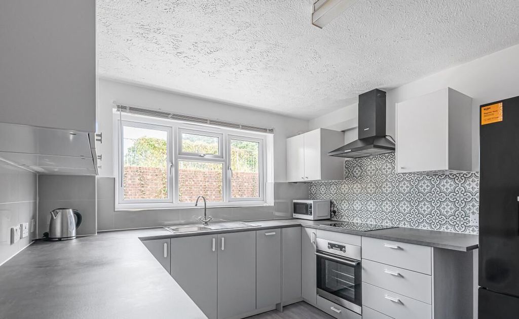 Property photo 3 of 18 810F7Bab-12F0-456F-B20E-1327595832B8_Cropped