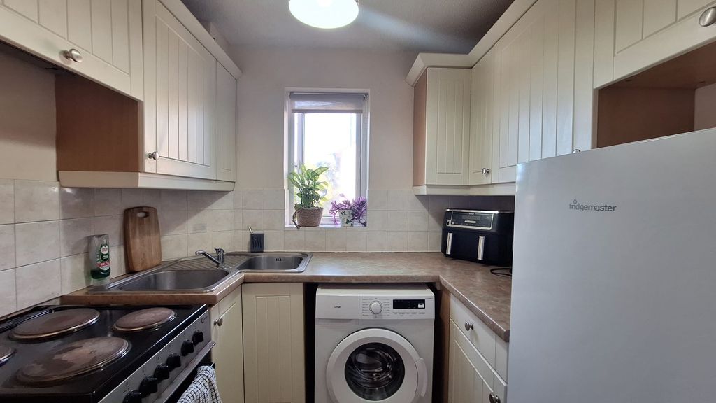 Property photo 3 of 8 Kitchen