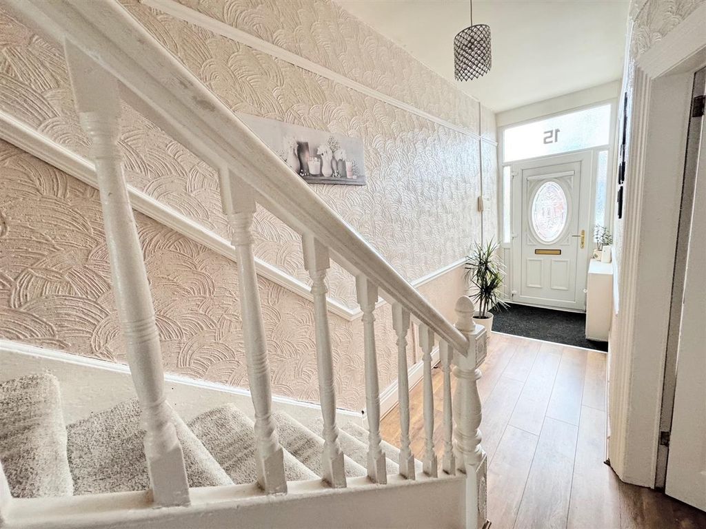 Property photo 3 of 17 Entrance Hall