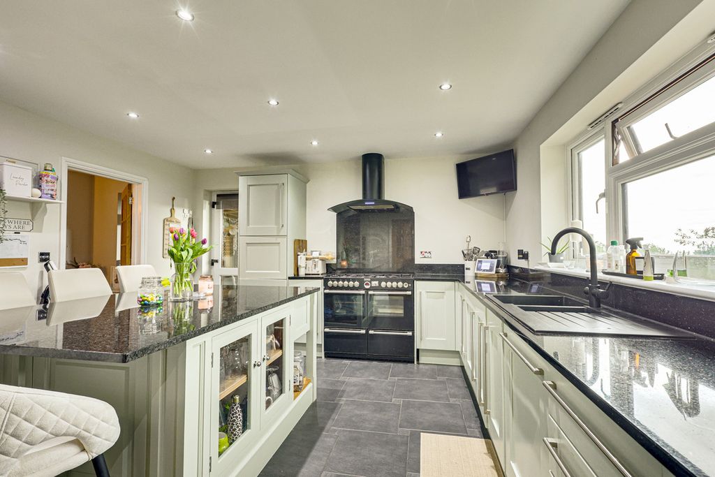 Property photo 2 of 40
