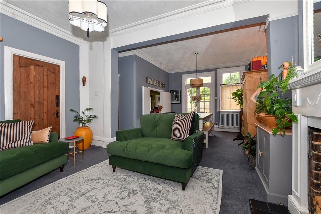 Property photo 3 of 16 Lounge