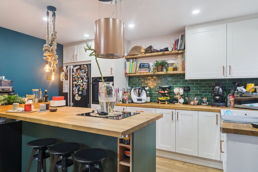 Property photo 2 of 24