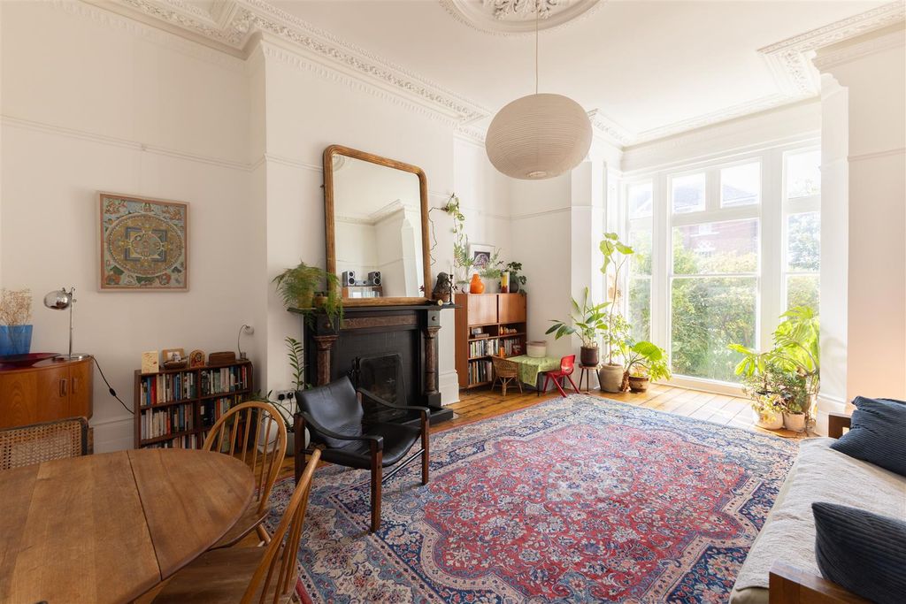 Property photo 1 of 18 Living Space