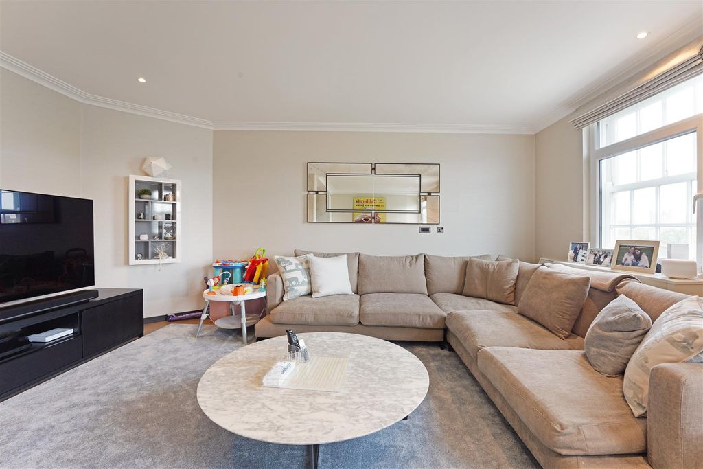 Property photo 3 of 16 Flat 28, Ovington Court  (4).Jpg