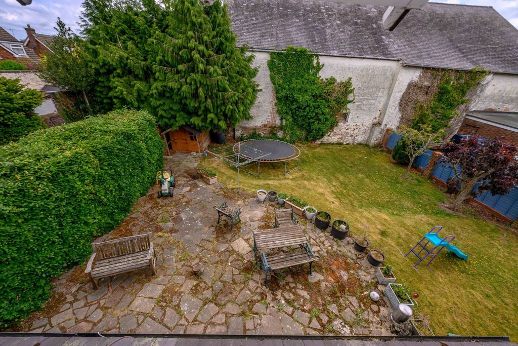 Property photo 3 of 24 Garden