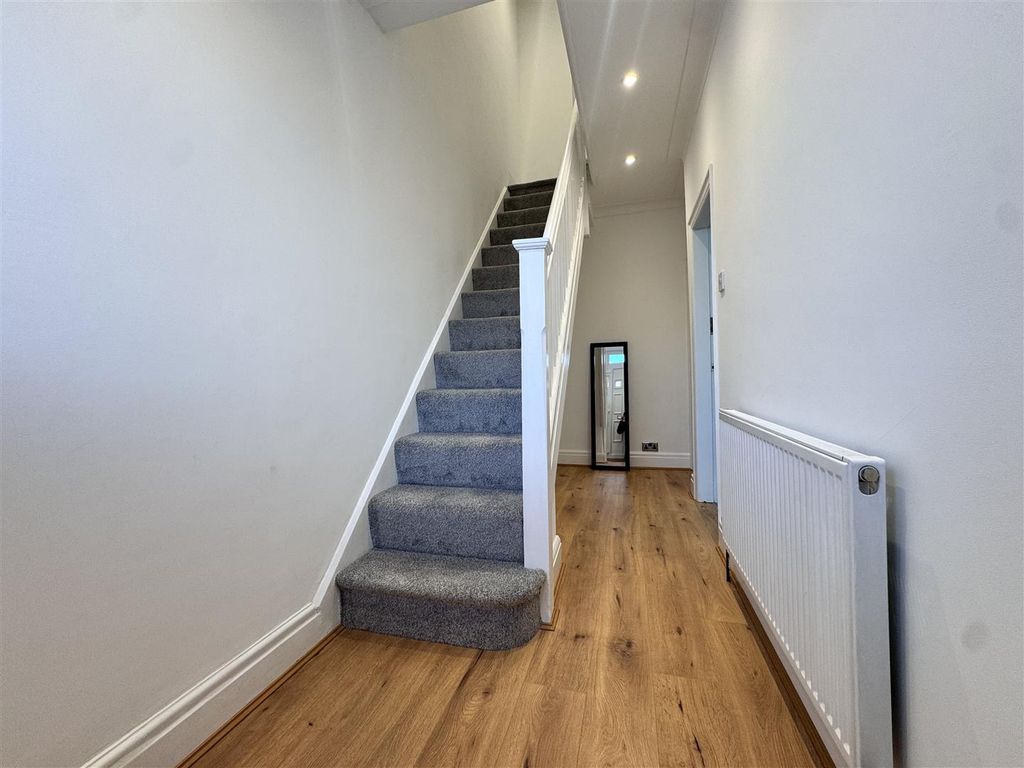 Property photo 2 of 23 Entrance Hall