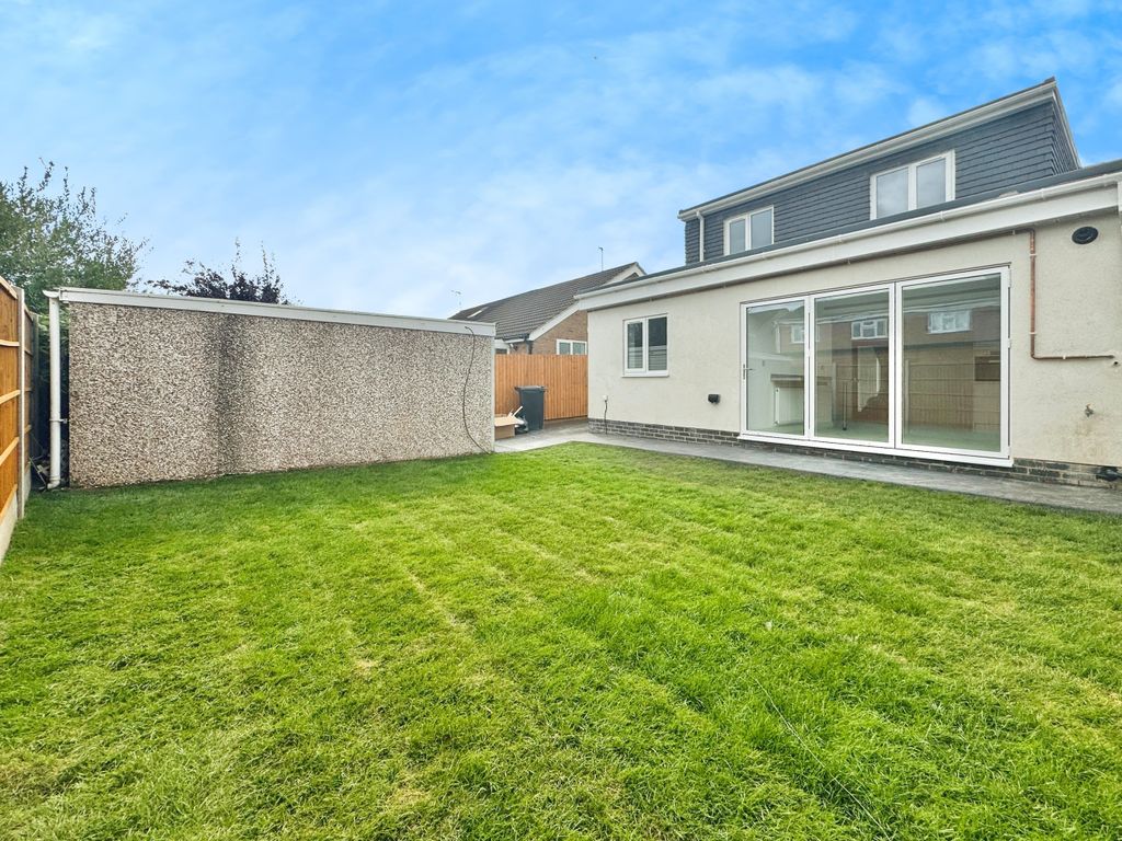 Property photo 2 of 27 25 Keswick Close, Birstall