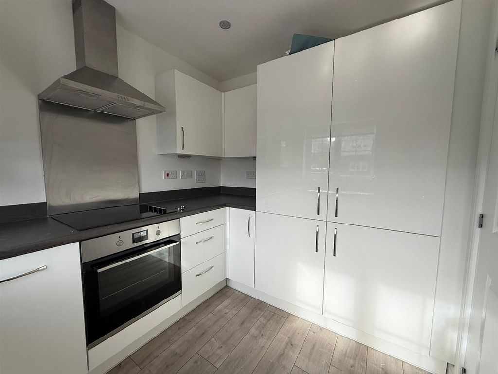 Property photo 3 of 8 Kitchen