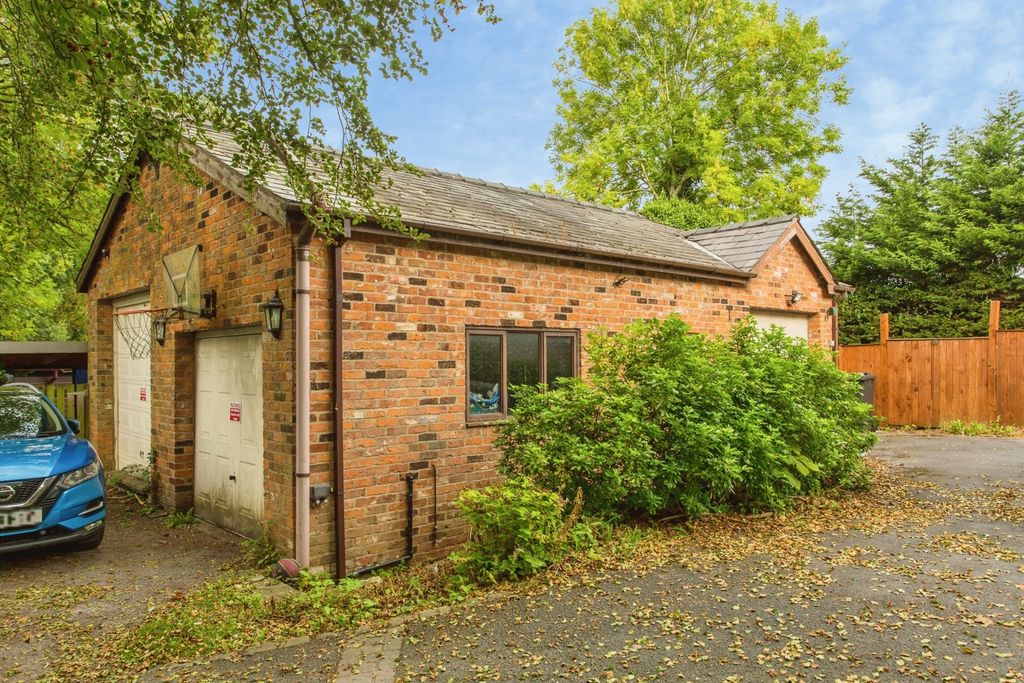 Property photo 2 of 19 Garages