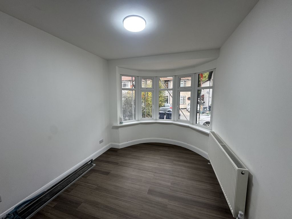 Property photo 3 of 8 Gallery