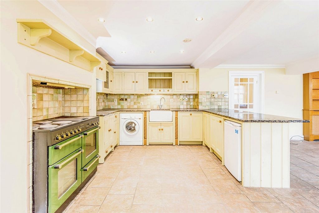 Property photo 3 of 8 Kitchen