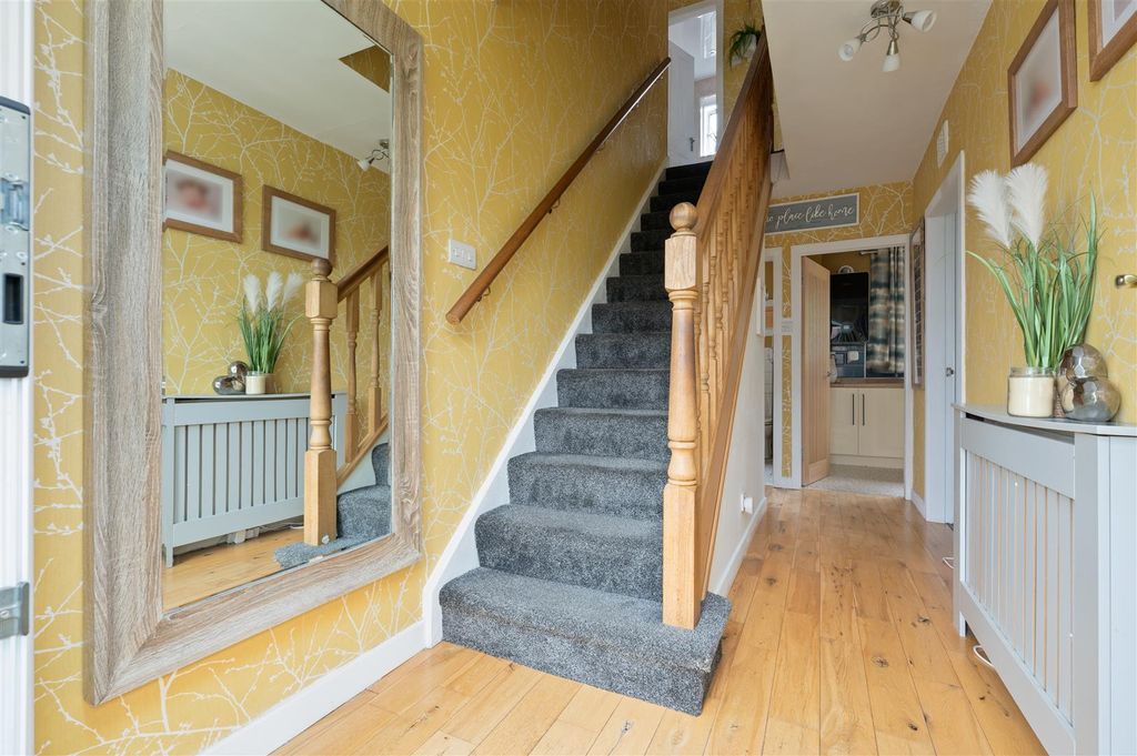 Property photo 2 of 42 2Thimblehallplace005.Jpg