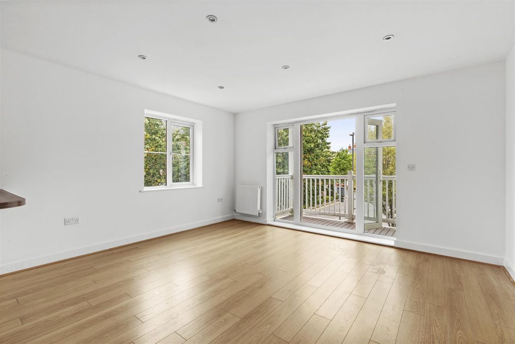Property photo 3 of 15 York House, Chequers Ave-7.Jpg