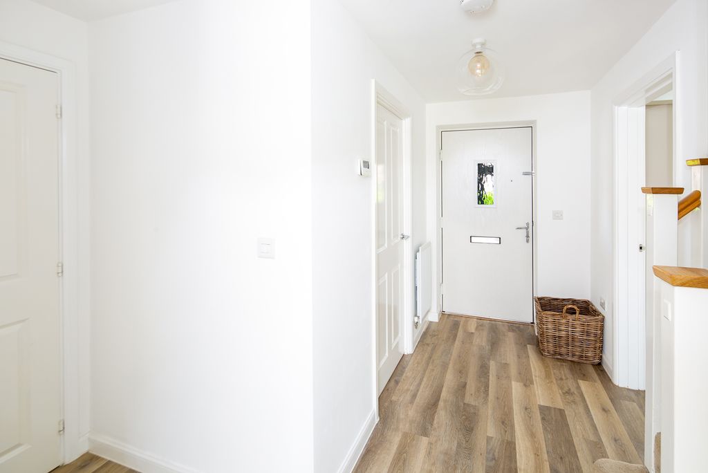 Property photo 3 of 31 Entrance Hall