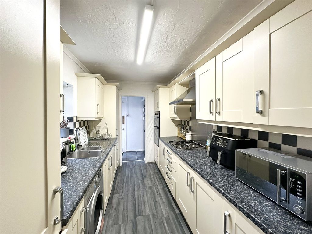 Property photo 3 of 19 Kitchen