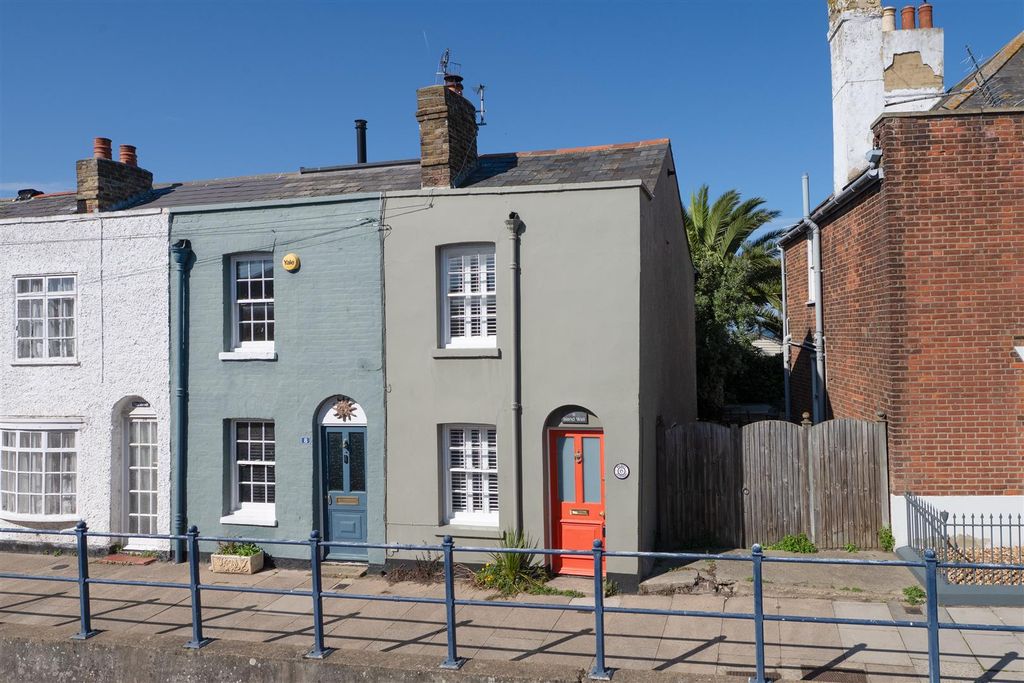 Property photo 1 of 19 Island Wall, Whitstable