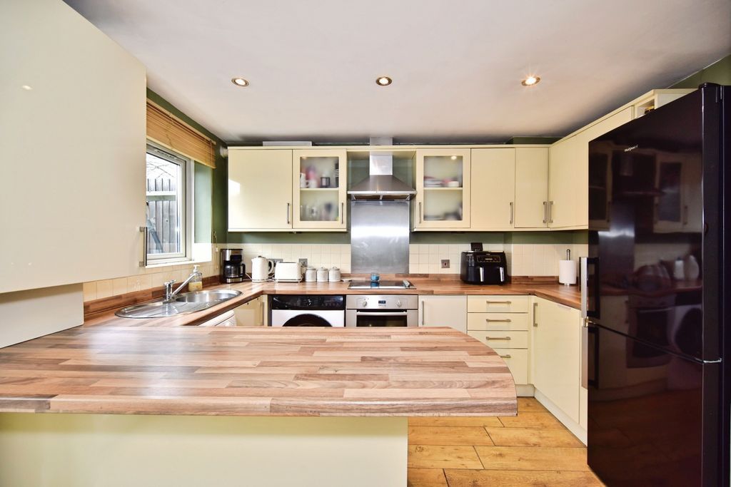 Property photo 3 of 20 Fbb_8121