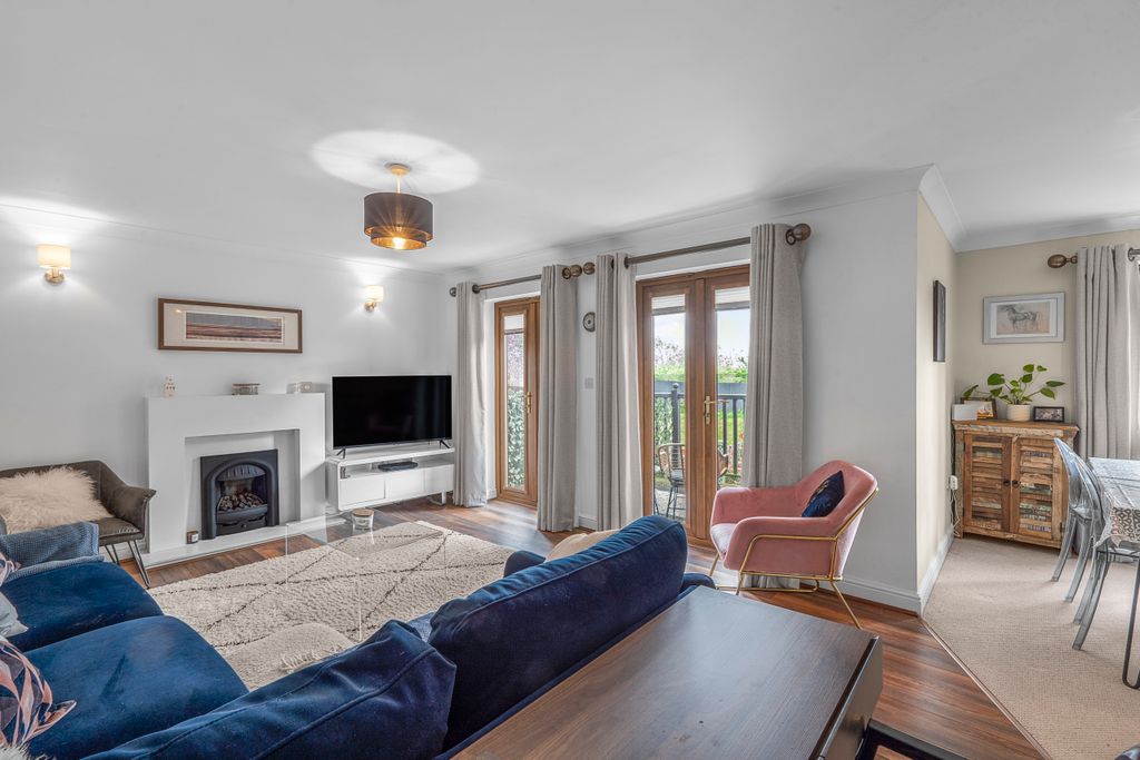 Property photo 3 of 17 Lounge 2