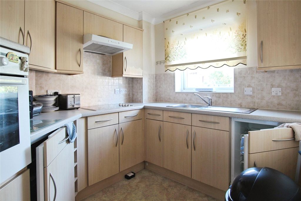 Property photo 3 of 11 Kitchen