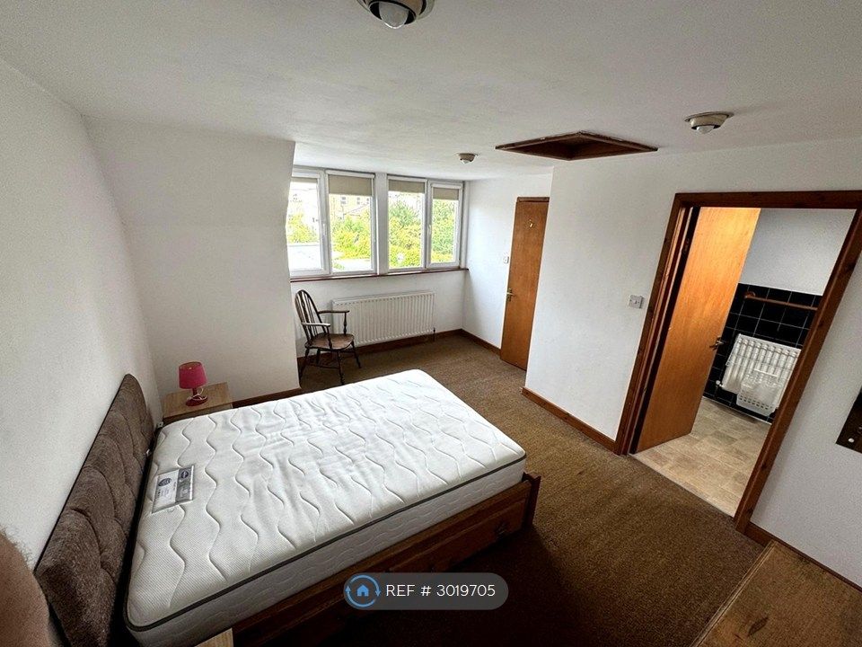 Property photo 3 of 10 Ensuite Double Bedroom - 2nd Floor