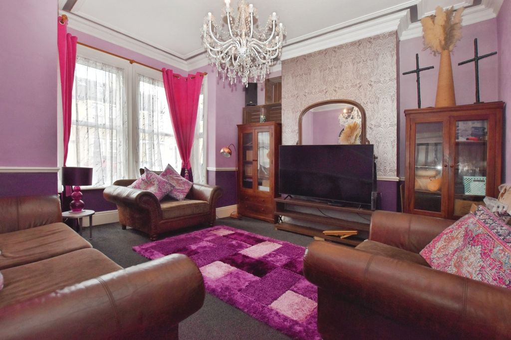 Property photo 2 of 12 Lounge