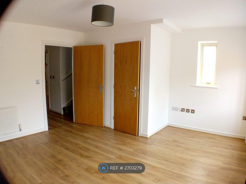 Property photo 3 of 10 Living2