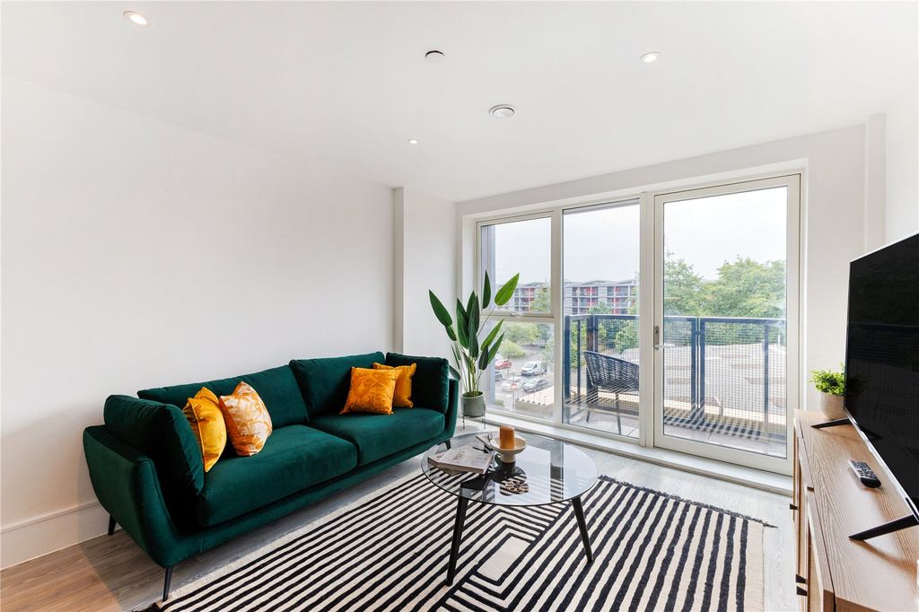 Property photo 3 of 8 Show Apartment