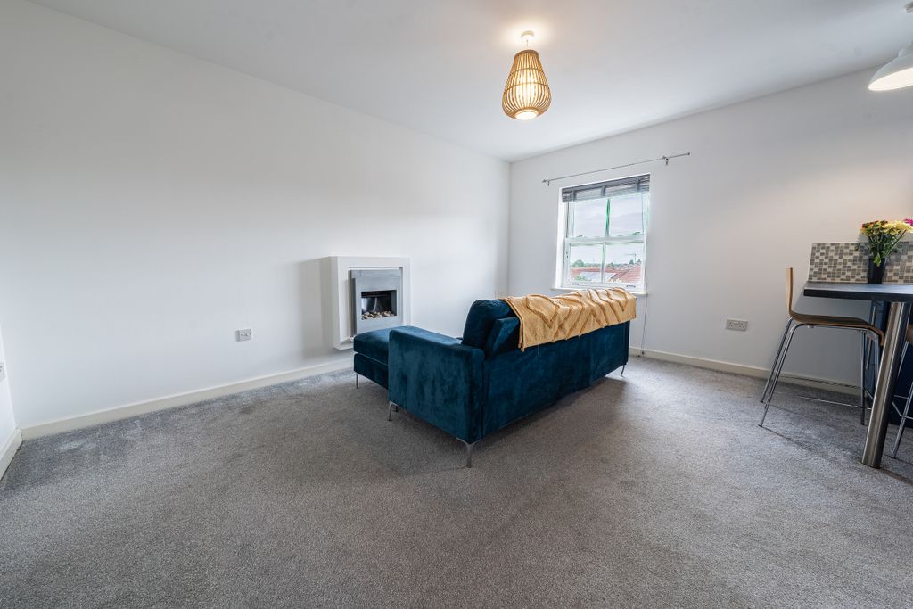 Property photo 2 of 13 .