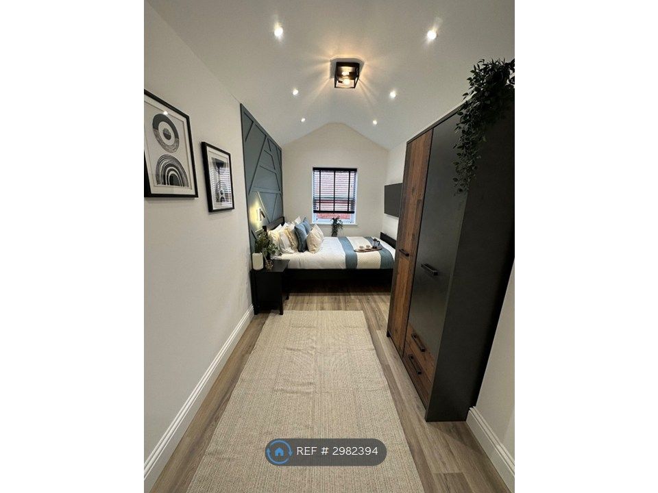 Property photo 1 of 18 Room 2