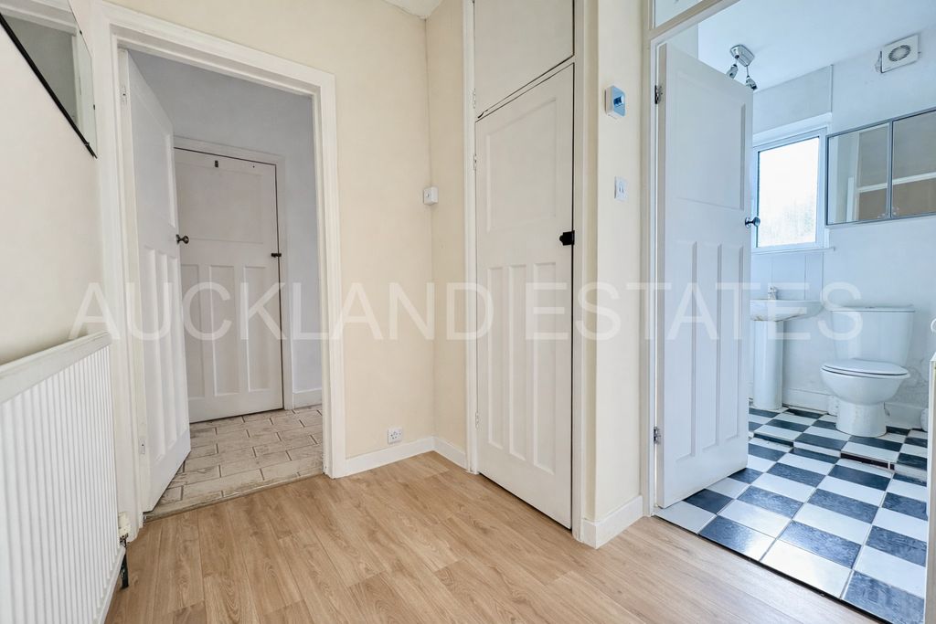 Property photo 2 of 11 Image00001