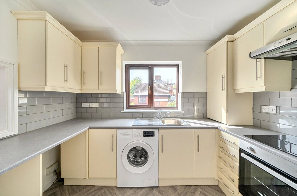 Property photo 3 of 10 Kitchen