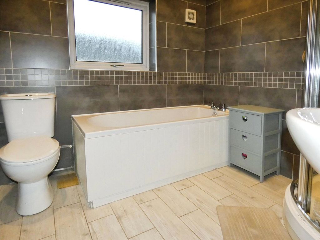 Property photo 3 of 11 Bathroom