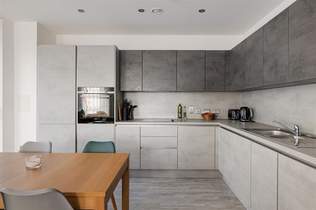 Property photo 3 of 28 Bundocks Walk, E3