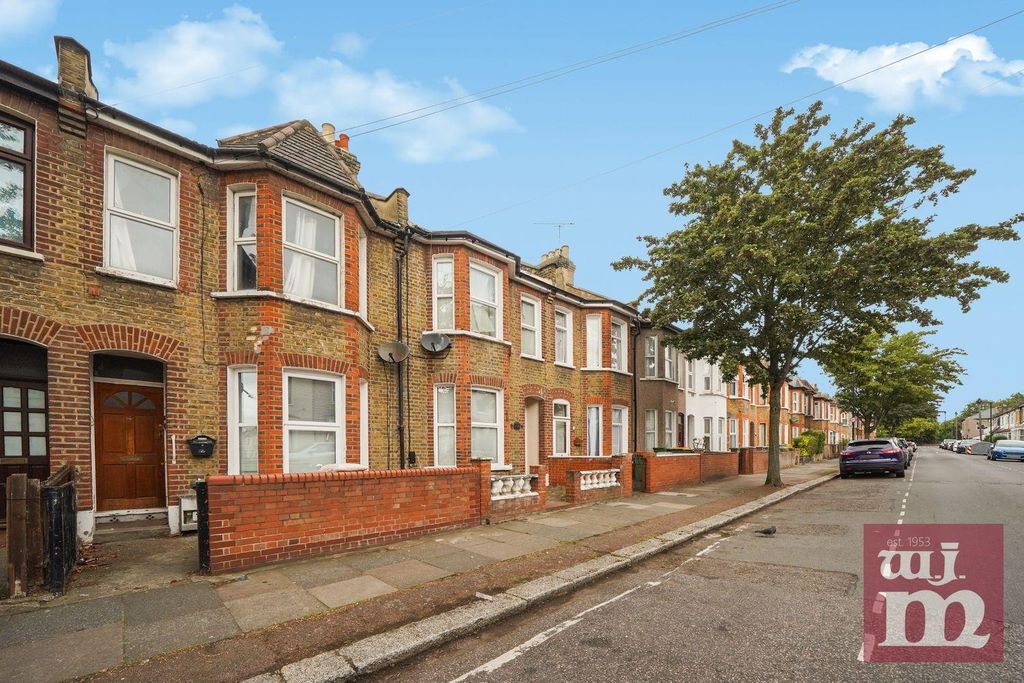 Property photo 1 of 10 Caistor Park Road