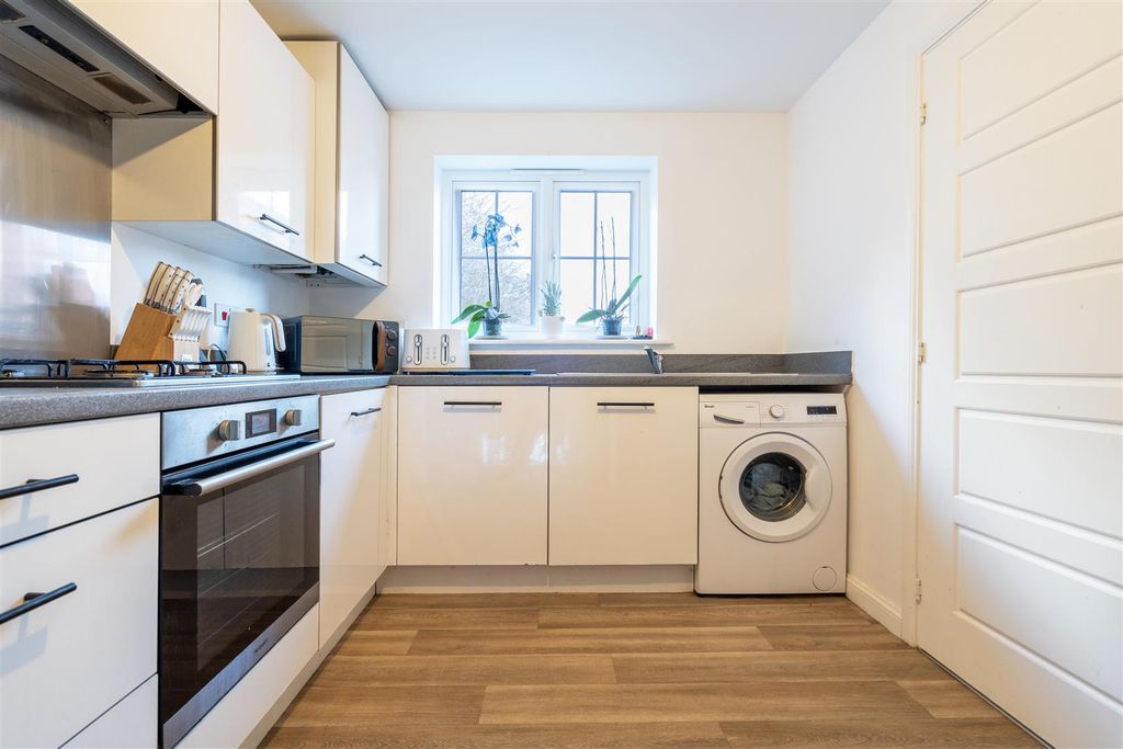 Property photo 3 of 8 Kitchen