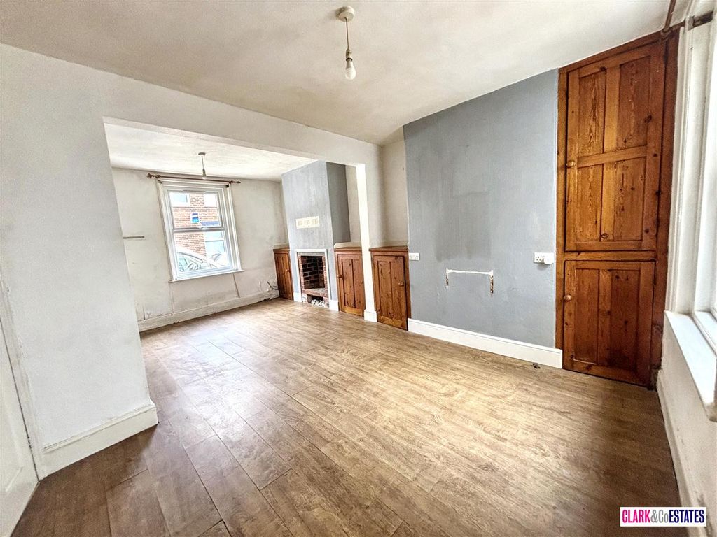 Property photo 2 of 9 Lounge