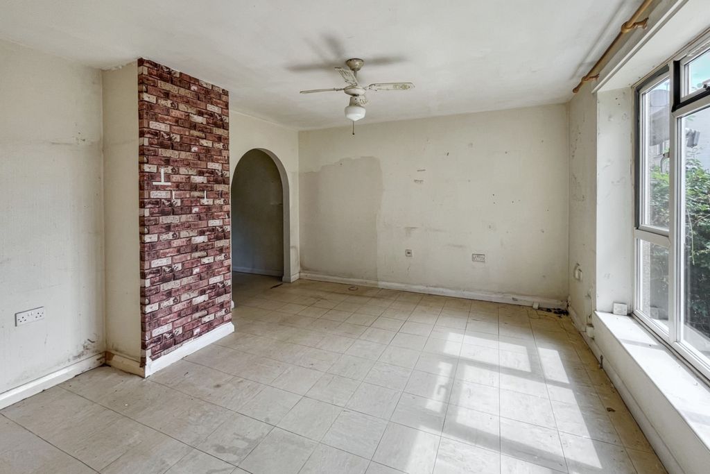 Property photo 2 of 15 121 Halcot Avenue, Bexleyheath, Da6 7Qa