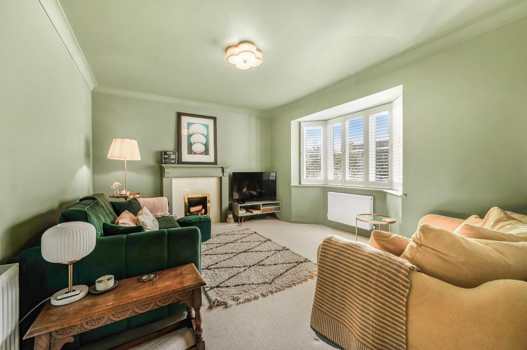 Property photo 3 of 24 Lounge