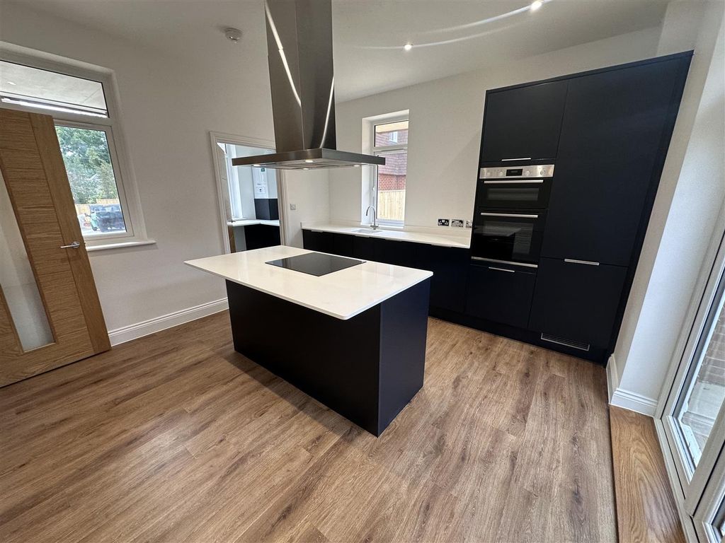 Property photo 3 of 11 Market 3.Jpg