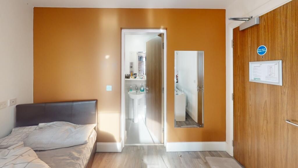 Property photo 3 of 4 This Cozy Double Bedroom Offers A Warm Ambiance Wi...
