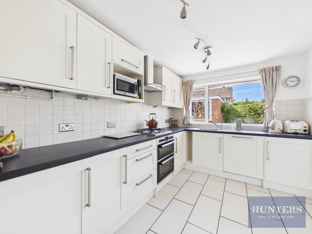 Property photo 3 of 12 Kitchen