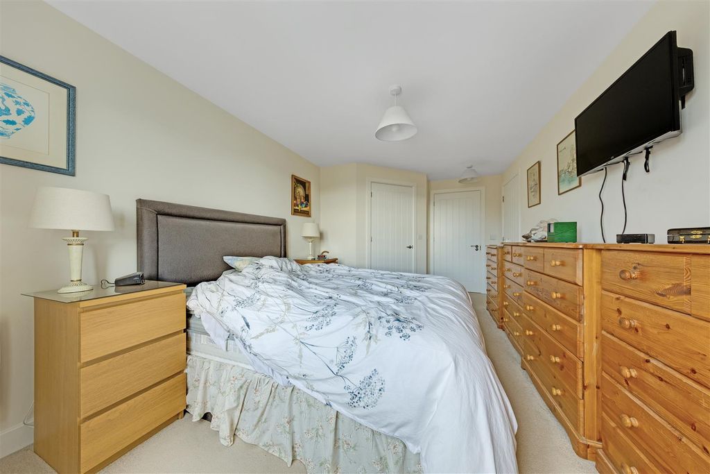Additional image 12 of 2 bed flat for saleStation Road, Hook RG27