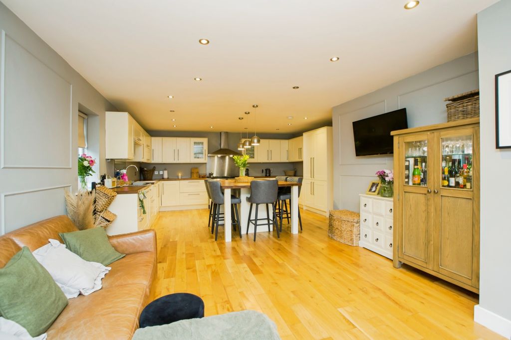 Property photo 3 of 20 9