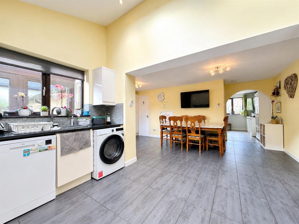 Property photo 3 of 20 Kitchen Diner.Png